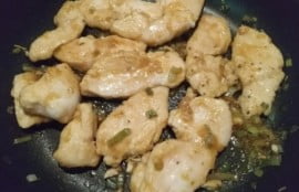 鶏むね肉を焼いてネギも焼き調味料も入れて煮詰めた写真