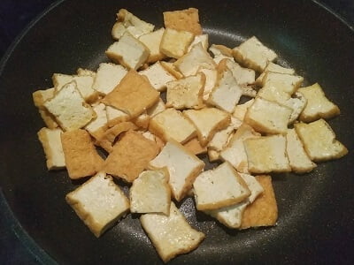 厚揚げを薄く切りフライパンで焦げ目がつくまでしっかり焼く