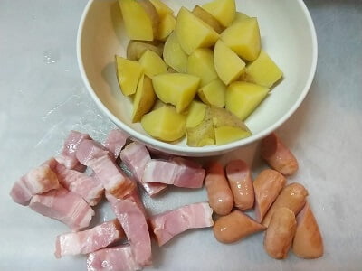 ベーコン、ソーセージ、じゃがいもを切った写真