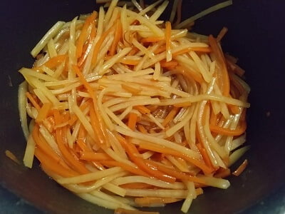 小鍋に入れて調味料が無くなるまで煮詰める