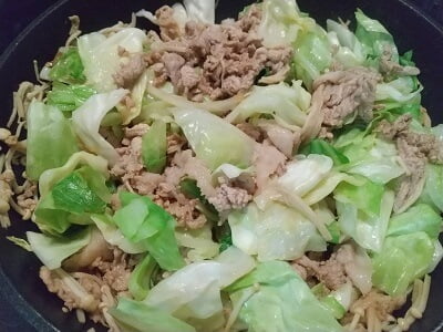 フライパンできゃべつを炒めて取り出し、えのきたたけ豚肉を入れ、きゃべつを戻した写真