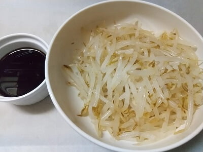 もやしをレンチンして調味料を合わせておく