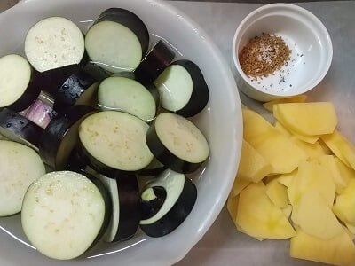 じゃがいもは切ってなすは切って水に浸し調味料を合わせた写真