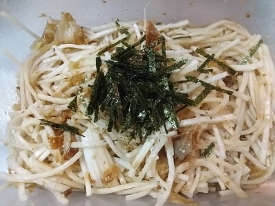 調味料を上からかけてしっかり混ぜ上から刻みのりをのせた写真