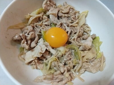 器に盛って卵黄を乗せた写真