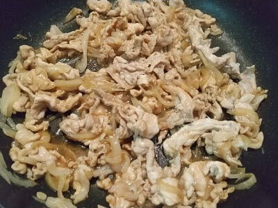 フライパンで焼いて調味料を入れ煮詰める