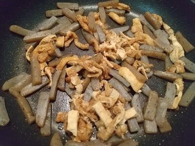 フライパンでこんにゃく、油揚げの順に焼き調味料も入れて煮詰める