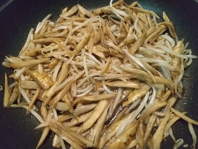 フライパンで焼いて調味料を入れて煮詰める