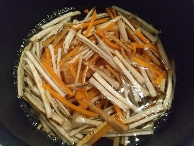 好みの硬さまで茹で調味料と合わせる