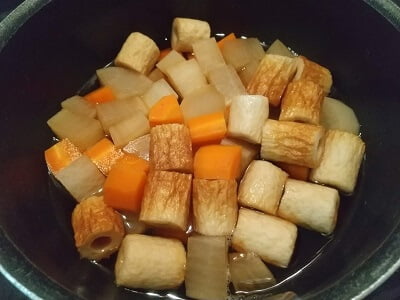 ちくわも一緒に鍋に入れ煮汁が半量になるまで煮る