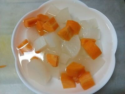 切った大根人参を耐熱容器に水と一緒に入れレンチンの準備をする