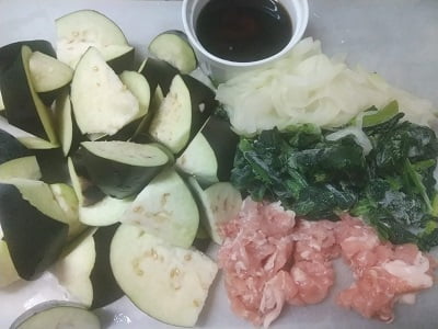 材料を切って調味料を合わせる