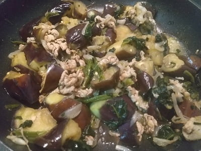 フライパンで炒めて調味料を入れて煮詰める