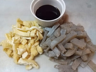 油あげとこんにゃくの下準備をして調味料を合わせておく