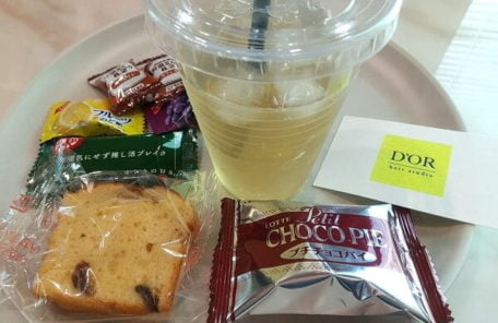 ドールの出されたハーブティーとおやつの写真