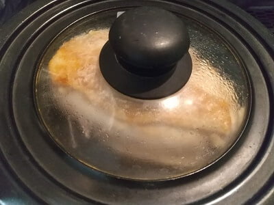 皮目から焼いて裏返し調味料を入れて蓋をする