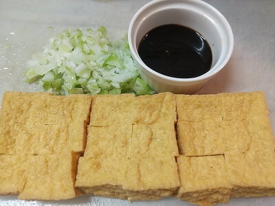 長ねぎと厚揚げを切って調味料を合わせる