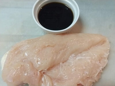 鶏むね肉にフォークで数ヶ所さして調味料を合わせる