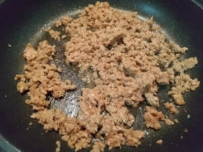 鍋に豚ミンチと調味料を入れてよく混ぜてから火にかける