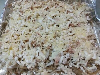 だしの素、ツナ、チーズ、粉チーズをかける