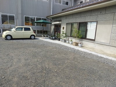 ドールの目の前の駐車場の写真