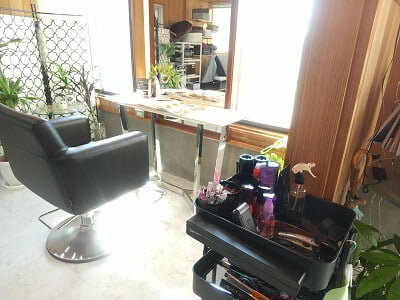 ドールの奥右側のドレッサーの写真