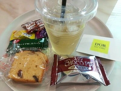 ドールの出されたハーブティーとおやつの写真