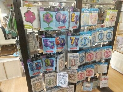 elm-balloonの入口すぐの商品が並ぶ左側の写真