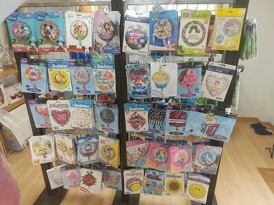 elm-balloonの入口すぐの商品が並ぶ右側の写真