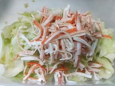 かにかまを裂きながら入れ調味料を入れてよく混ぜる