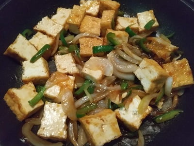 フライパンで焼いて調味料を入れて混ぜる