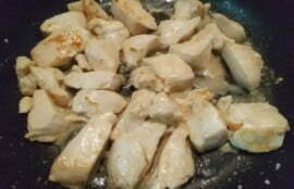 フライパンで焼いて調味料を入れる