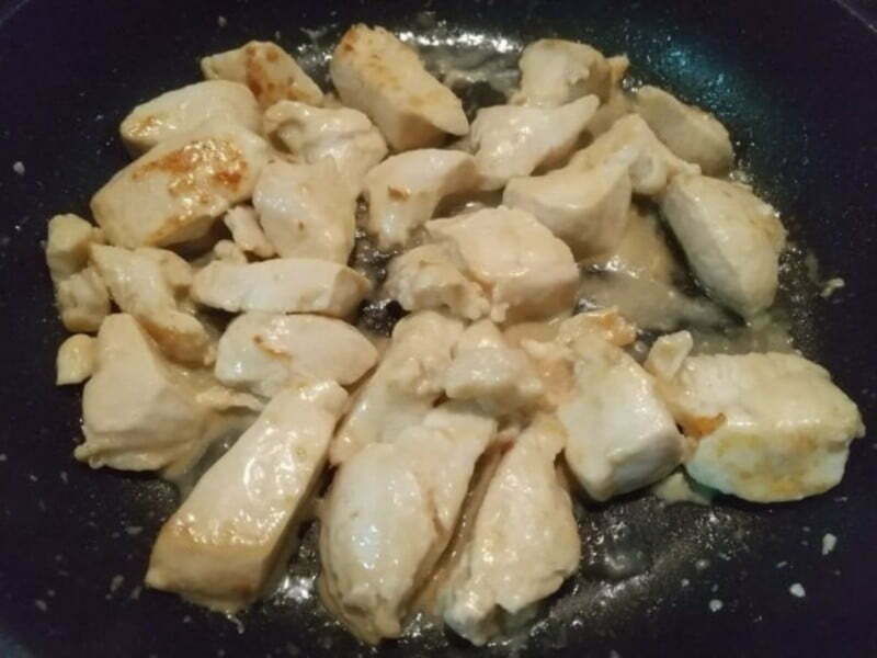 フライパンで焼いて調味料を入れる