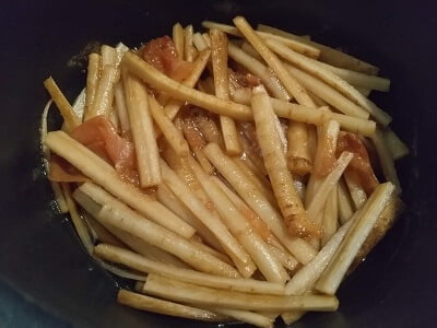 だし汁で煮て梅干しも入れ煮詰める