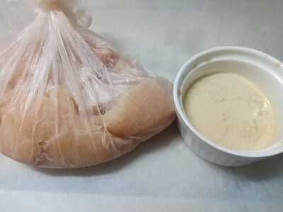 鶏むね肉を切って酒、片栗粉を揉み込んで調味料を合わせる