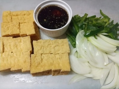 厚揚げ、ピーマン、玉ねぎを切って調味料を合わせる