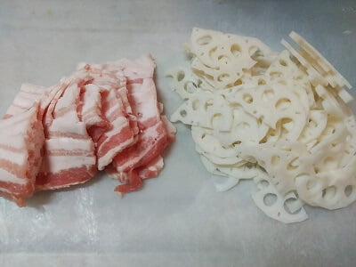 豚バラ肉とれんこんを切った写真