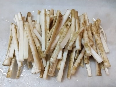 ごぼうの皮をこそげて切る