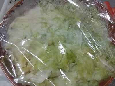 キャベツを切って耐熱容器に入れラップしてレンジでチンした画像