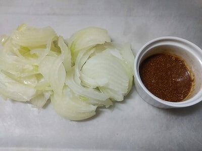 玉ねぎは薄切りにし調味料を合わせる