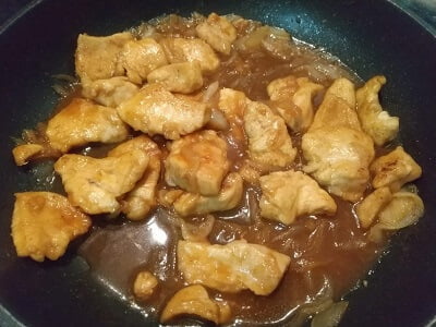 フライパンで焼いて調味料を入れて煮詰める