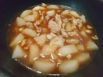 鍋で煮て調味料を入れる