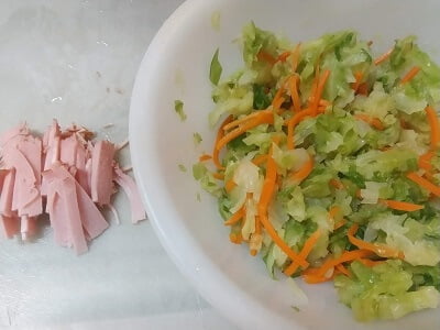 にんじん、キャベツハムを細切りにする。
