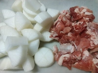 大根と豚こま肉を切る