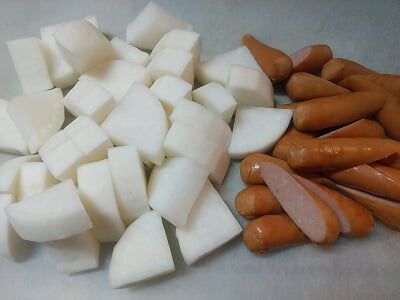 大根とウインナーを切る