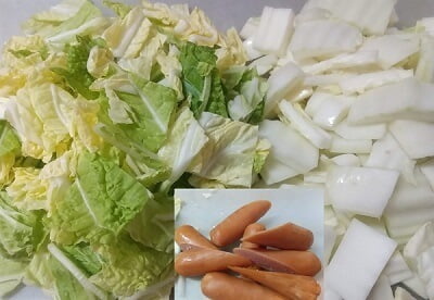 白菜を葉と茎に分け、ウインナーは斜めに切る