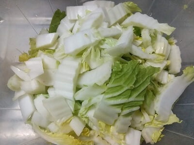 白菜を切って塩を入れて揉み込む写真