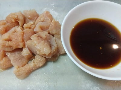 鶏むね肉の下準備をして調味料を合わせる