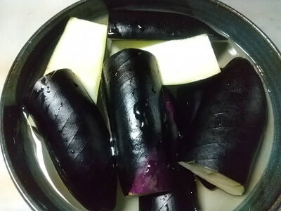 なすの下準備をする