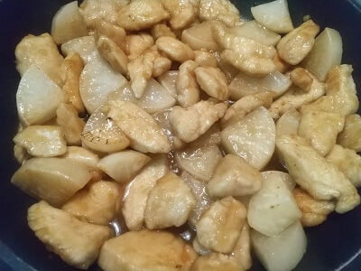 調味料を入れて煮詰める